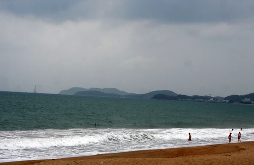 Tắm biển Nha Trang, một học sinh bị sóng cuốn chìm 