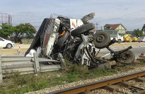 Tàu hỏa đâm nát xe tải, tài xế bị thương nặng