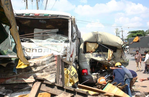  Xe ben tông nát xe khách, nhiều người thoát chết