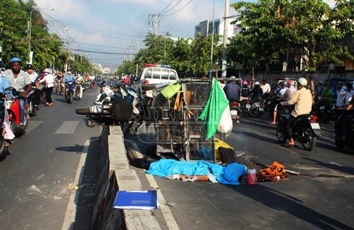 Xe ba gác tông dải phân cách, người đàn ông chết thảm