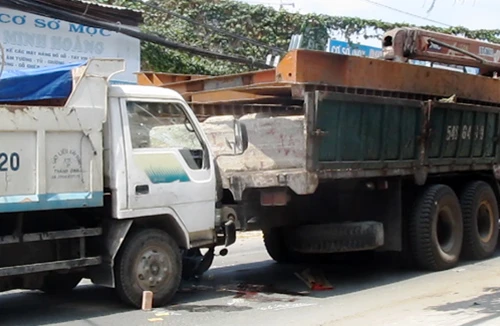 Xe ben tông xe máy, ép chết người đàn ông dính chặt đuôi xe cẩu