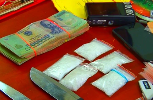 Đang tuần tra, CSGT bắt gọn 3 đối tượng tàng trữ ma túy đá