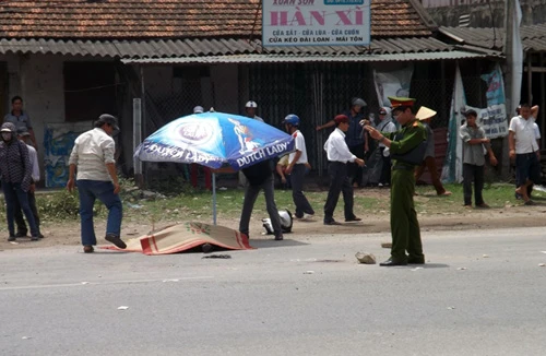 Một cán bộ phòng văn hóa bị xe tải chẹt tử vong