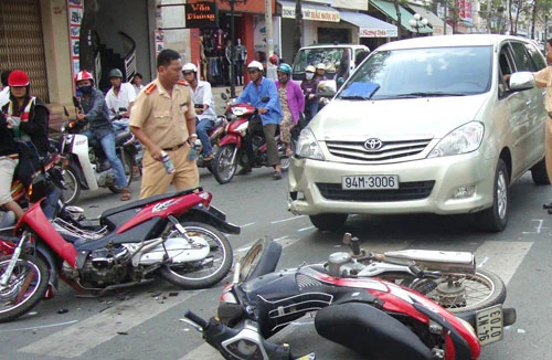 3 người tử vong do đi xe máy "kẹp" 3, chạy ngược chiều