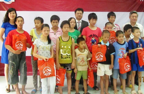 Khám bệnh và phát thuốc miễn phí cho người già và trẻ em tàn tật