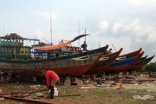 Ngư dân nâng cấp công suất tàu cá để vươn khơi, bám biển