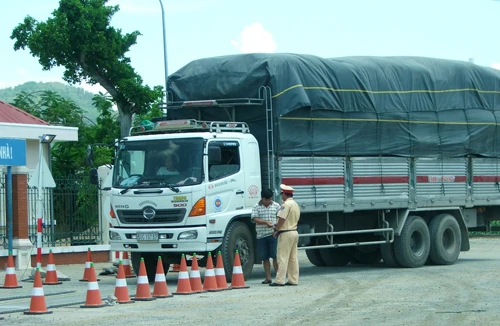 Tóm gọn 2 “cò” dẫn xe tải vượt trạm cân