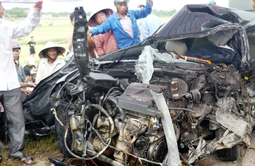 Xe bồn đâm nát xe con, tài xế chết kẹt trong cabin