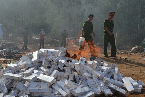 Tiêu hủy trên 3000 bao thuốc lá và rượu nhập lậu