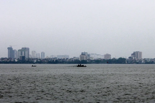 Tìm thấy thi thể nạn nhân thứ 2 vụ lật thuyền trên hồ Tây