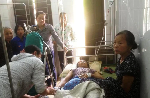 Cứu sống một phụ nữ bị cuốn chân vào máy làm gạch