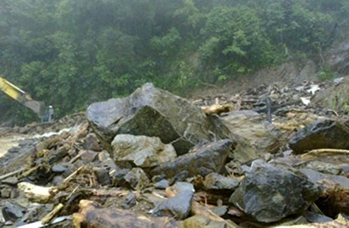 Hà Tĩnh: Quốc lộ 8A bị sạt lở nghiêm trọng