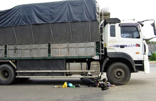 Cha 49, con 13 tuổi, may mắn thoát chết sau va chạm với xe tải