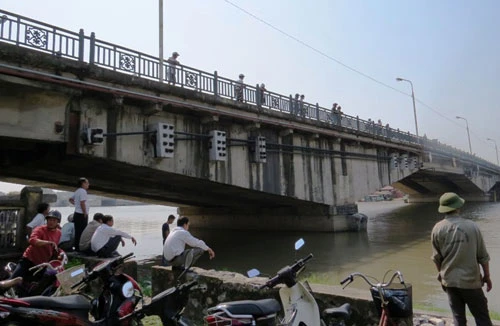 Thanh niên 20 tuổi nhảy cầu tự tử