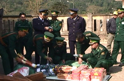 Phát hiện vụ vận chuyển pháo nổ lớn qua biên giới