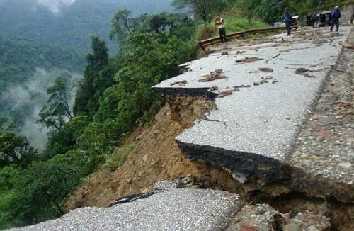 Mưa lũ khiến nhiều đoạn quốc lộ 8A bị sạt lở, biến mất