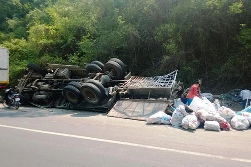 Xe tải lật trên đèo Cù Mông