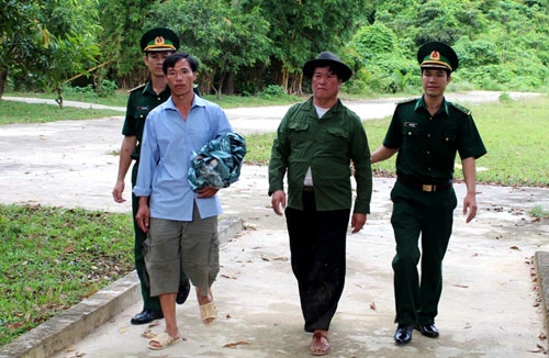 Bắt 8 đối tượng vượt biên trái phép