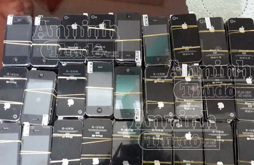 Phát hiện 100 chiếc điện thoại Iphone 4s giả trên xe khách