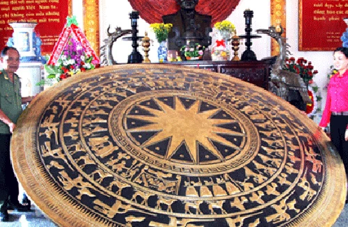 Chế tác trống đồng khổng lồ bằng vỏ gáo dừa