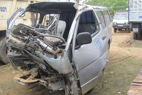 Lái xe tự gây tai nạn, bị gỗ đè chết