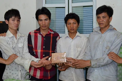 Trai bản giấu hêrôin trong túi rau rừng