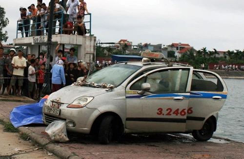 Đi câu cá “trúng” xe ô tô taxi trong có một xác chết