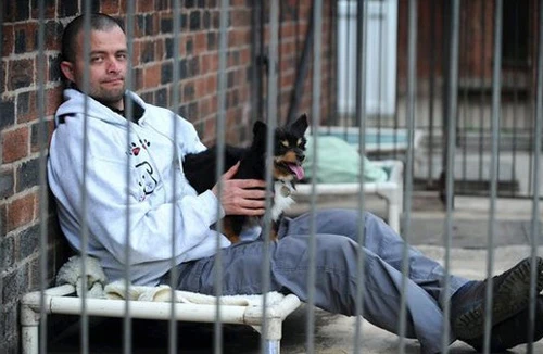 Sống trong cũi chó cả tháng để trải nghiệm cảm giác bị bỏ rơi