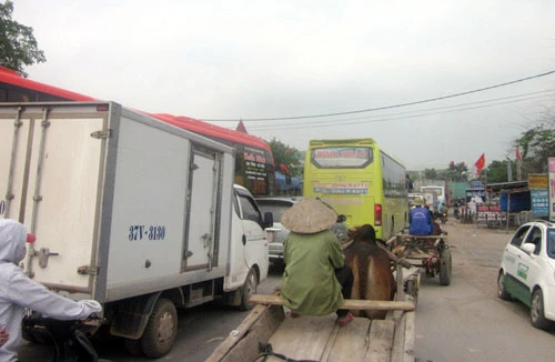 QL1A: Sửa đường, ôtô nối đuôi nằm "chết dí" 5km