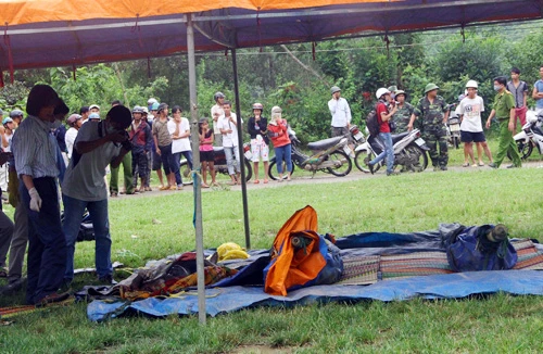 Đưa thi thể 3 phu vàng bị chết ngạt ra khỏi hầm vàng