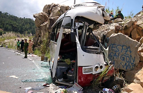 Xe khách đâm vào vách núi, 26 người thương vong