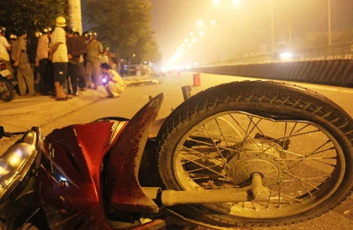 Xe máy tông nhau kinh hoàng, 3 người thương vong