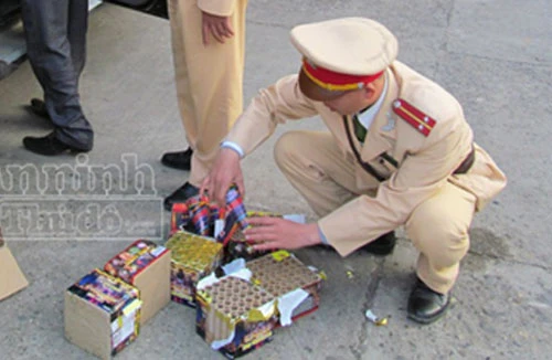 Gần 13kg pháo, 90 kg đạn chì được lực lượng CSGT phát hiện