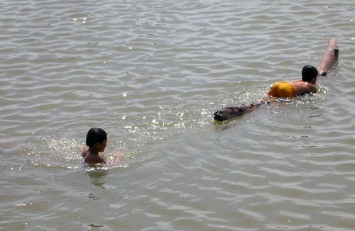 5 học sinh rủ nhau tắm sông, 1 cháu bé bị tử vong