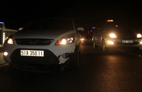 Tông xe kinh hoàng trên cầu vượt thép, 1 người bị thương nặng