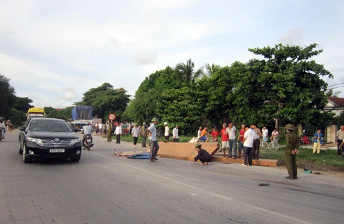 Xe tải đâm xe ba-gác, 6 "cửu vạn" thương vong