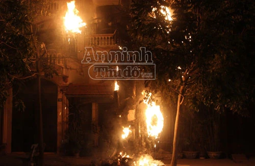 Hà Nội: Cột điện bốc cháy sáng rực cả phố Trúc Khê