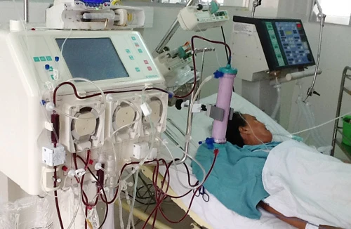 Sau 168 giờ lọc máu liên tục, nữ bệnh nhân được cứu sống