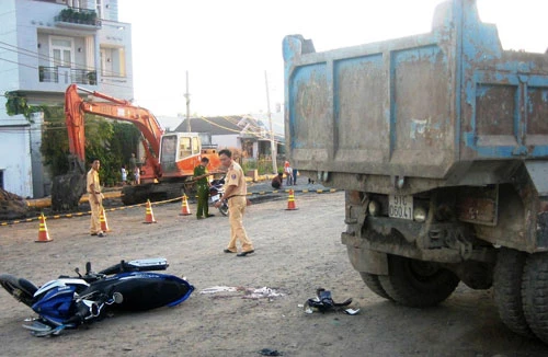 Vào công trình thăm cha, nam sinh viên bị xe tải cán chết