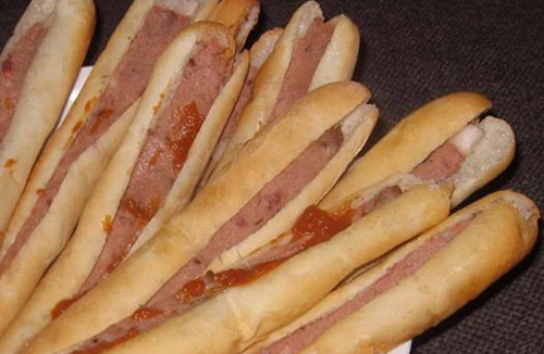 Hàng chục người bị ngộ độc do ăn chà bông trong bánh mì que