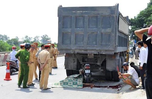 Lao thẳng vào ô tô đang đỗ, hai thanh niên chết thảm