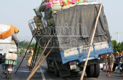 Chở hàng cồng kềnh, xe tải suýt lật nhào
