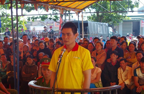 Có chút hơi men, gã trai vung dao chém chết hàng xóm