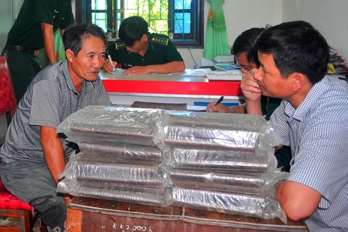 Buôn thuốc nổ mua từ bãi đá