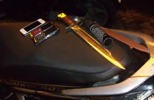 Bắt giữ 2 thanh niên giấu kiếm và bình xịt hơi cay trong cốp xe