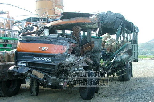 Xe khách, xe tải tông nhau nát đầu, 9 người thương vong