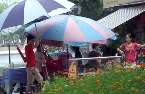 Quẳng bàn ghế xuống hồ Thiền Quang, để tránh bị công an thu giữ