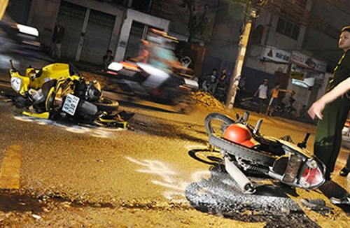 Xe máy đấu đầu, cặp vợ chồng chết tại chỗ