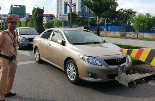 Uống rượu bia, lái xe ô tô bỏ chạy, lăng mạ CSGT làm nhiệm vụ