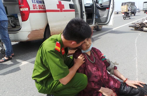 Vướng gậy vào bánh xe, bà cụ 75 tuổi và lái xe ôm bị thương nặng